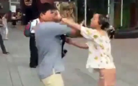 В Китае онлайн-возлюбленные от разочарования подрались в реале (ВИДЕО)